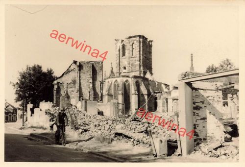 Deutscher Soldat an zerstörter Kirche in Rethel Frankreich