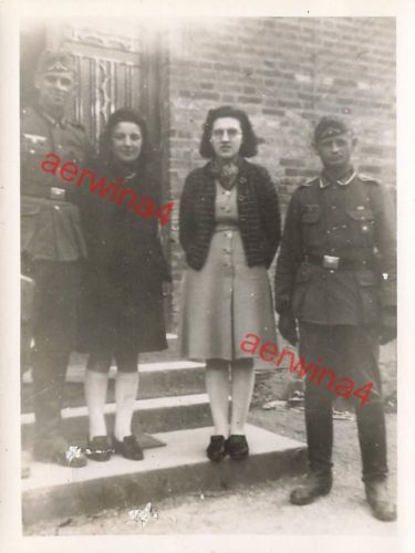 Deutsche Soldaten mit Töchtern der Quartiersleute in Ramerupt Frankreich