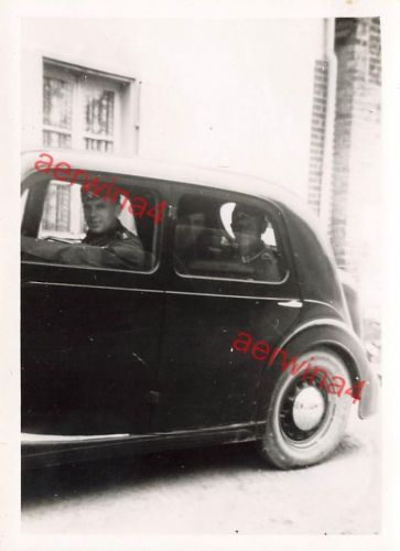 Deutsche Soldaten franz. Beute PKW Renault Primaquatre Arcis-sur-Aube Frankreich