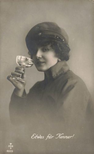 AK 1.WK Frau Portrait Sektglas Etwas für Kenner ungelaufen Patriotika Postkarte