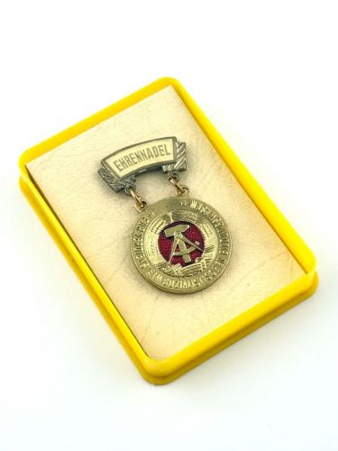 DDR Ehrennadel für Verdienste im sozialistischen Bildungswesen