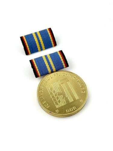 DDR Medaille langjährige Pflichterfüllung Stärkung Landesverteidung Gold 40Jahre