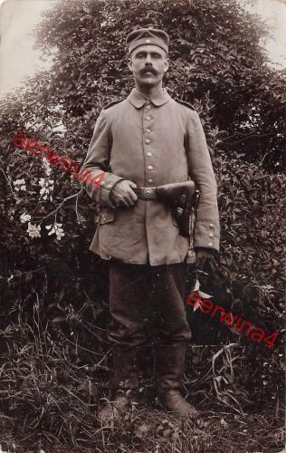 Foto-AK 1.WK Deutscher Soldat mit Pistolen Walter 08