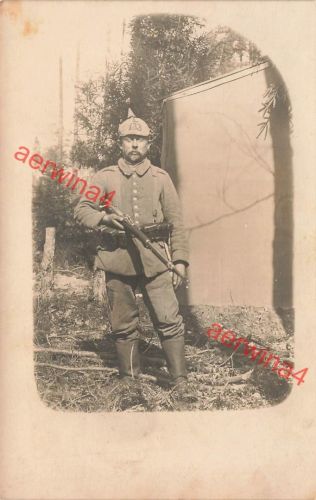 Foto-AK 1.WK Deutscher Soldat mit Pickelhaube 133 auf Überzug Gwehr