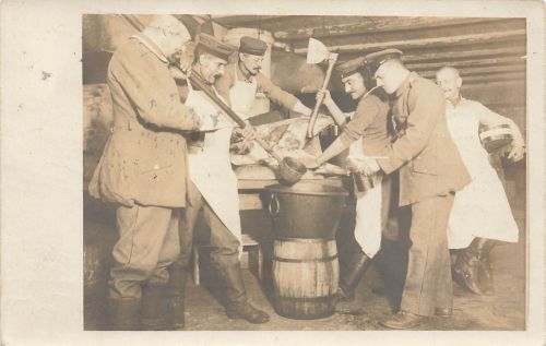 Foto-AK 1.WK Deutsche Soldaten Feldköche beim Schlachten Grodno