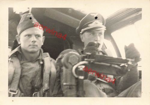 Deutsche Piloten im Cockpit des Flugzeug He 111 im Einsatz
