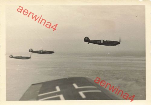Staffel Deutsche Flugzeuge Messerschmitt Me Bf 109 mit Kennung Luftaufnahme