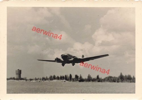 Deutsches Flugzeug Junkers Ju 52 nach dem Start über dem Flugplatz