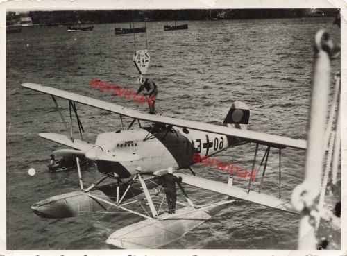 Deutsches Schwimmerflugzeug Heinkel He 60 wird an Board eines Kreuzers genommen