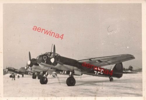 Deutsches Flugzeug Junkers Ju 88 mit Kennung C auf Fliegerhorst Winter Ostfront