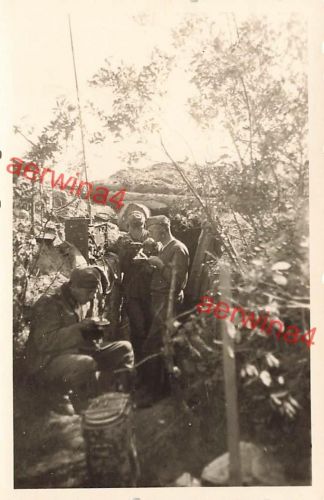 Deutsche Soldaten im Schützengraben mit Tornister Funkanlage an der Ostfront