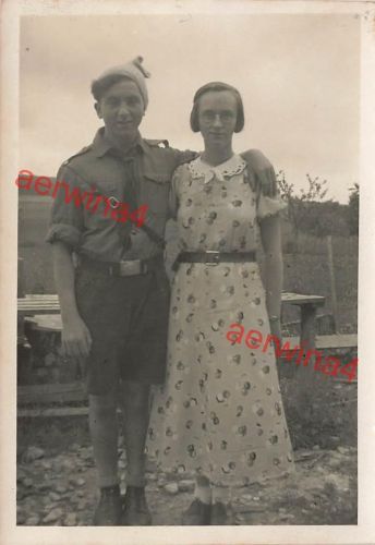 Portrait Pimpf mit seiner ersten großen Liebe Freundin Mädchen