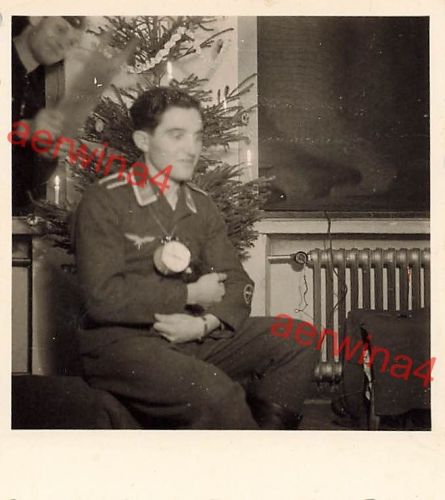 Deutscher Luftwaffen Soldat mit Wecker unter dem Weihnachtsbaum Dortmund 1943