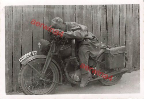 Deutscher Kradmelder schläft auf Motorrad DKW in Szczuczyn Polen