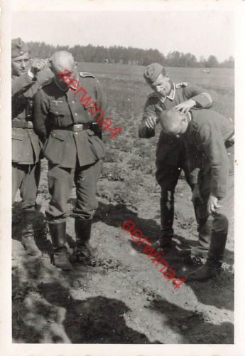 Deutsche Soldaten beim Glatze schneiden Kriegsschnitt Augustow Polen