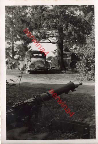MG 08 am PKW deutsche Soldaten im Waldlager bei Augustow Polen