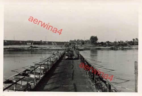 Deutsche Fahrzeuge auf Düna-Behelfsbrücke Ulla Witebesk Weißrussland Ostfront