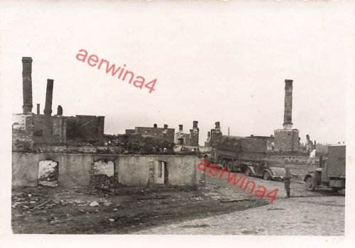 Vormarsch deutsche Fahrzeuge durch das zerstörte Ulla bei Witebesk Ostfront
