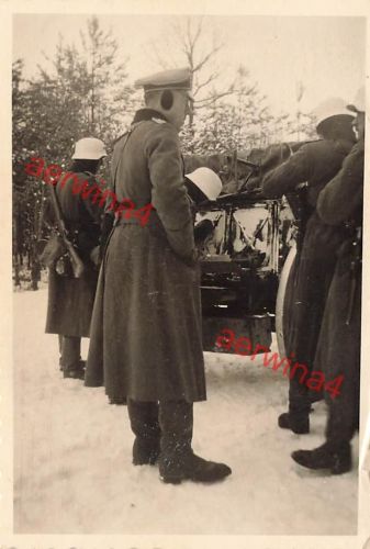 Deutsche Soldaten beim Wintereinsatz am Munitionswagen Ostfront