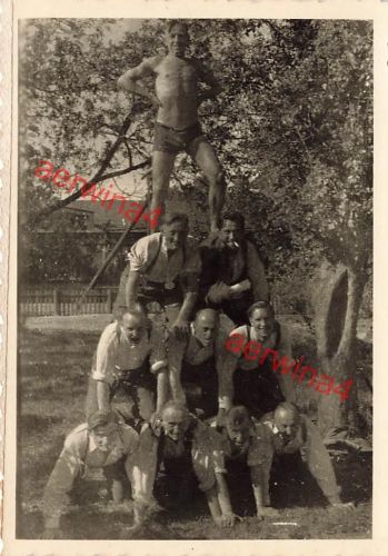Nackte Deutsche Solodaten als Pyramide Spaßfoto Ostfront
