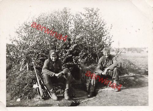 Deutsche Solodaten am Bunker Unterstand mit MG-34