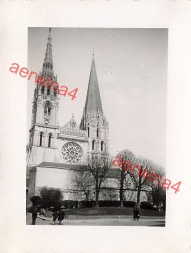 Franzosen an der Kirche in Chartres Frankreich