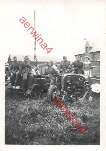 Deutsche Soldaten mit franz. Mädchen an alten franz. PKW's bei Arras Frankreich