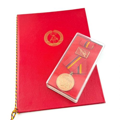 DDR MdI Verdienstmedaille der Kampfgruppen Urkunde 1977 Leutnant der VP