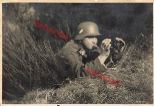 Deutscher Soldat mit Stahlhelm auf Beobachtungsposten mit Fernglas
