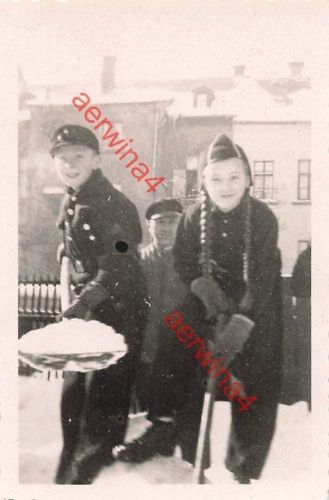 Pimpfe Mädchen und Junge in Uniform beim Schnee schaufeln