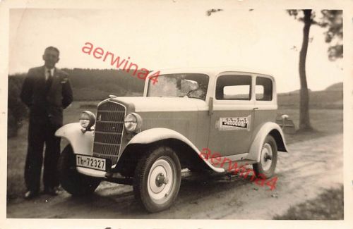 Mann mit PKW Opel P4 mit Werbung Jehodont