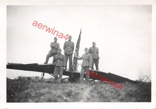 Deutsche Soldaten auf Leitwerk eines notgelandeten Flugzeuges