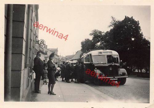 Omnibus Gräf & Stift V 6 D an der Apotheke in Thum Erzgebirge