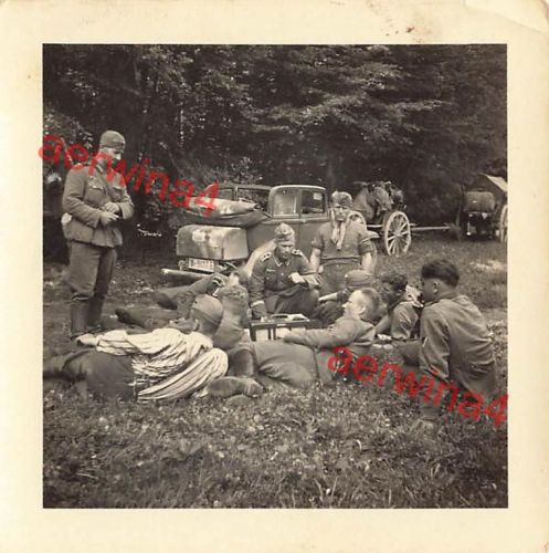 Rast deutsche Soldaten am PKW bei Wavre Belgien