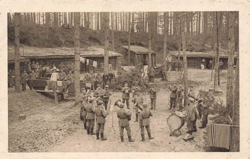 AK 1.WK Rössnersdorf Platzmusik Militärlager Soldaten 1917 Patriotika Postkarte
