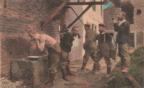 AK 1.WK Soldaten bei der Morgenwäsche Feldlager Morgen Toilette 1915 Patriotika