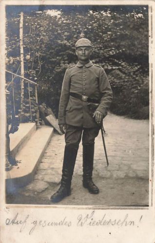 Fotokarte 1.WK Deutscher Soldat Art.-Pickelhaube Feld-Art.-Regt. 64 mit Pistole