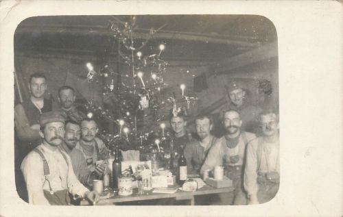 Fotokarte 1.WK Deutsche Soldaten feiern Weihnachten in der Granatenbudee