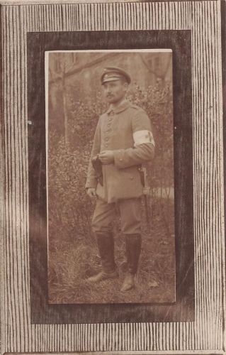 Foto 1.WK Portrait Deutscher Soldat Sanitäter Rot-Kreuz Armbinde mit Pistole