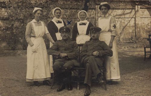 Foto 1.WK Deutsche Soldaten mit Krankenschwestern im Lazarett Neuwied