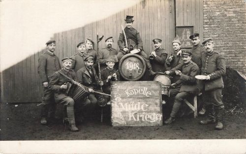 Foto 1.WK Deutsche Soldaten Res.-Inf.-Regt.16 Kapelle Müde Krieger