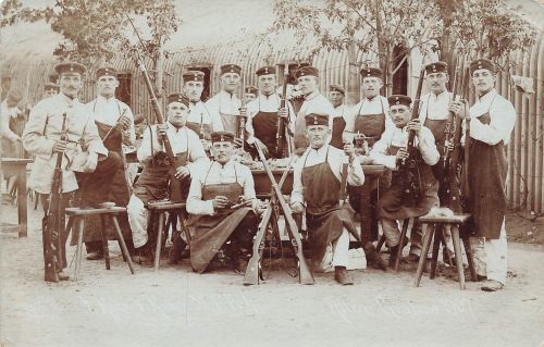 Foto 1.WK Deutsche Soldaten Pionier-Bataillon 4 Magdeburg Waffen reinigen