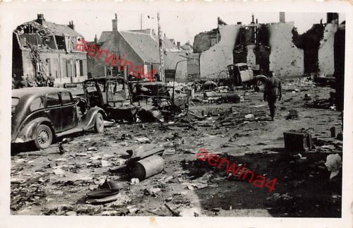 Zerstörte Fahrzeuge PKW Peugeot 402 bei La Panne Flandern Belgien