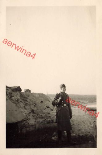 Wache deutscher Soldat an der 8,8 cm Flak Stellung Merseburg