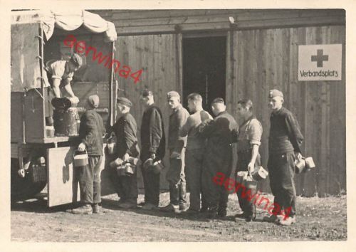 Soldaten an der LKW Feldküche am Verbandsplatz Merseburg