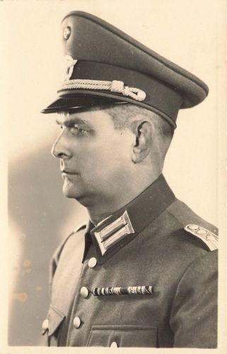 Portrait deutscher Polizei Hauptmann Gendarmerie Schirmmütze Feldspange Großfoto