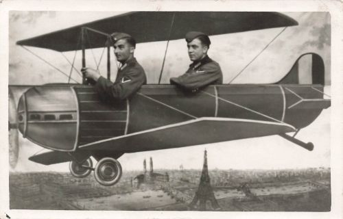 Foto-AK 2.WK Fotomontage deutsche Soldaten mit Flugzeug über Paris Großfoto