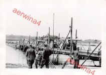 Deutsche Zugmaschine mit Geschütz Memel Behelfsbrücke bei Wilna Litauen Ostfront