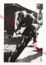 Deutscher Soldat befestigt LKW beim Zugtransport an die Ostfront
