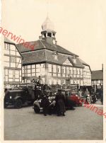 Deutsche Soldaten mit Feldküche vor dem Rathaus Grabow Mecklenburg